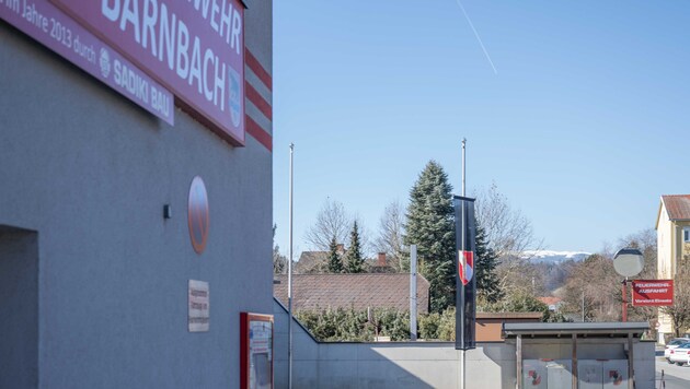 Vor dem Bärnbacher Rüsthaus hängt die schwarze Flagge.