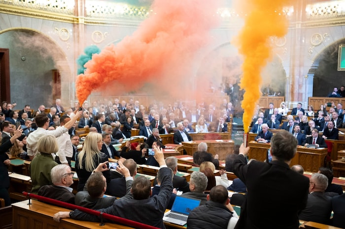 Im Eilverfahren hat das ungarische Parlament Mitte März eine Änderung des Versammlungsrechts ...