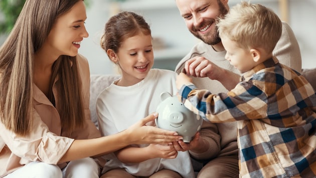 Schon früh sollte man den Sprösslingen zumindest einfache Dinge in Sachen Geld näherbringen. 