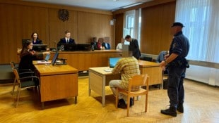 Der junge Angeklagte zeigt im Gerichtssaal Fotos von seiner Frau und dem Baby – als Beweis, dass ...
