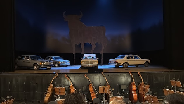 In einem der vier Mercedes-Limousinen auf der Bühne der Wiener Staatsoper hatte ein Akku zu ...
